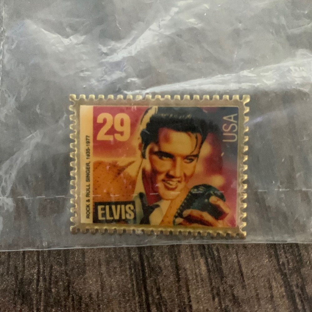 New condition! Vintage ELVIS PRESLEY USA 29 CENT STAMP LAPEL PIN 1992